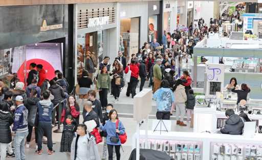 Black Friday Online Sales Set New Record,  Retail Traffic Is Wait-And-See