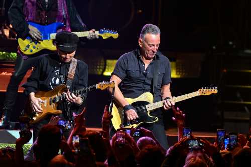 Bruce Springsteen Adds 18 Cities To 2023 U.S. Tour Including L.A. & San Francisco Bruce Springsteen Adds 18 Cities To 2023 U.S. Tour Including L.A. & San Francisco