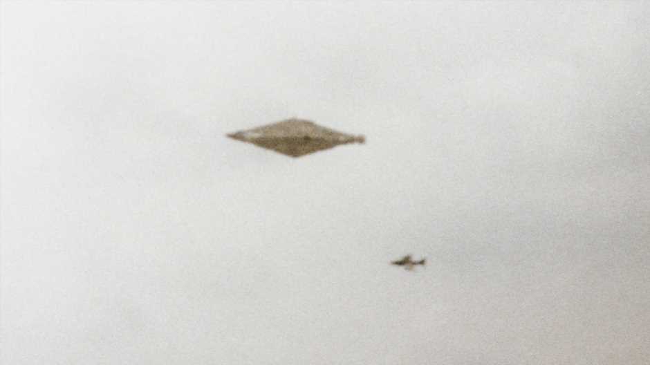 World's 'best ever' UFO image The Calvine Photo shows top secret & highly advanced US aircraft, says ex-intel officer | The Sun