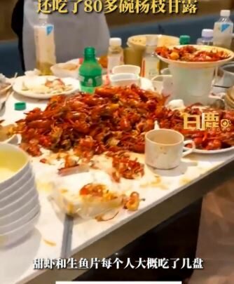 Diners divide opinion after scoffing 300 crabs, 80 desserts & 50 boxes of fruit at buffet | The Sun