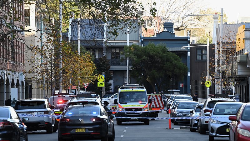 Police respond to reports of gunshots at Bondi Junction, man dead in car