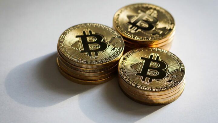 Crypto Fund Flows: Millions Exit Bitcoin, But These Three Coins Hold Their Ground