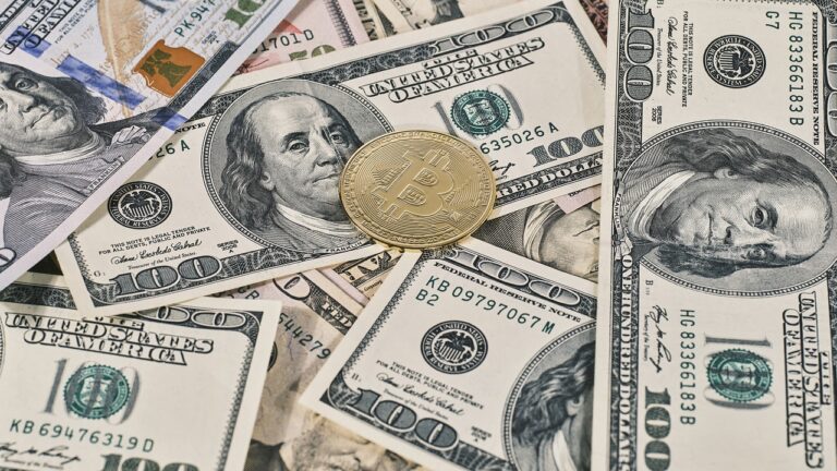 Economist and Gold Bug Peter Schiff Forecasts Grim Future for U.S. Dollar Amid Inflation Concerns