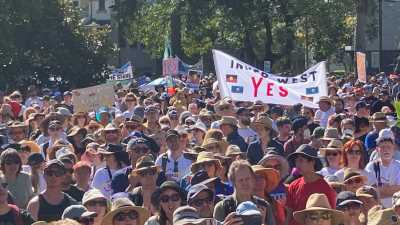 Thousands brave Sydney heat for Yes march on Voice referendum